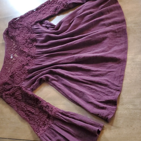 Beautiful burgundy flowy Mudd top - Picture 5 of 10